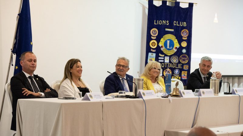 “PASSAGGIO DELLA CAMPANA” AL LIONS CLUB GROTTAGLIE CARMELA FANIGLIULO È LA NUOVA PRESIDENTE