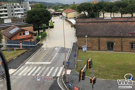 IL FARMACISTA (E TUTTI GLI ALTRI ENDURISTI) CHE STANNO PORTANDO MEDICINALI E VIVERI A CHI È RIMASTO ISOLATO DALL’ALLUVIONE DELL’EMILIA ROMAGNA